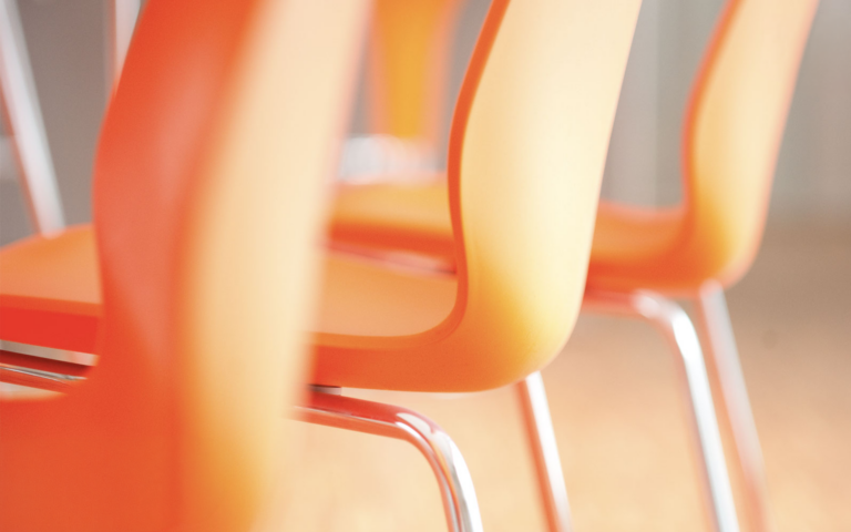 Nahaufnahme von orangefarbenen Stühlen