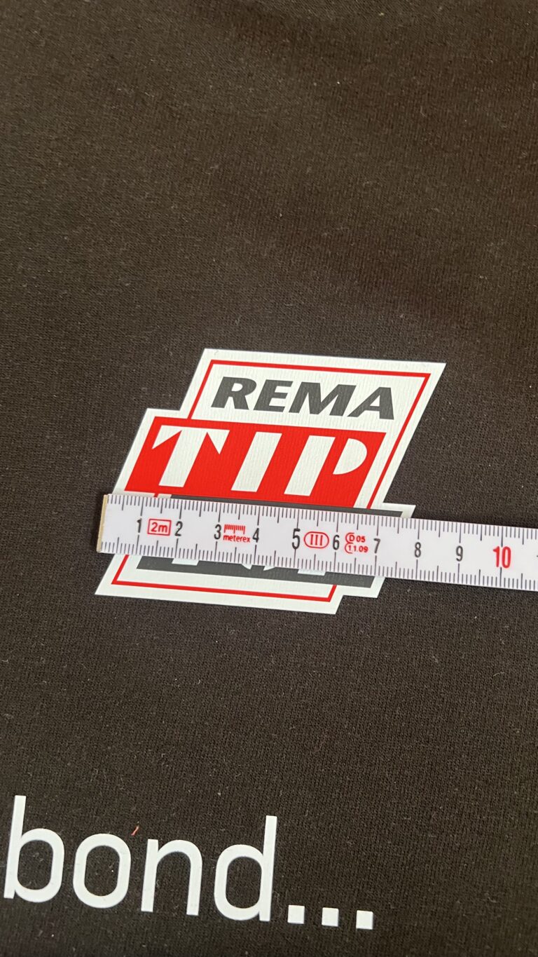 Logo von REMA auf schwarzem Hintergrund mit Maßband