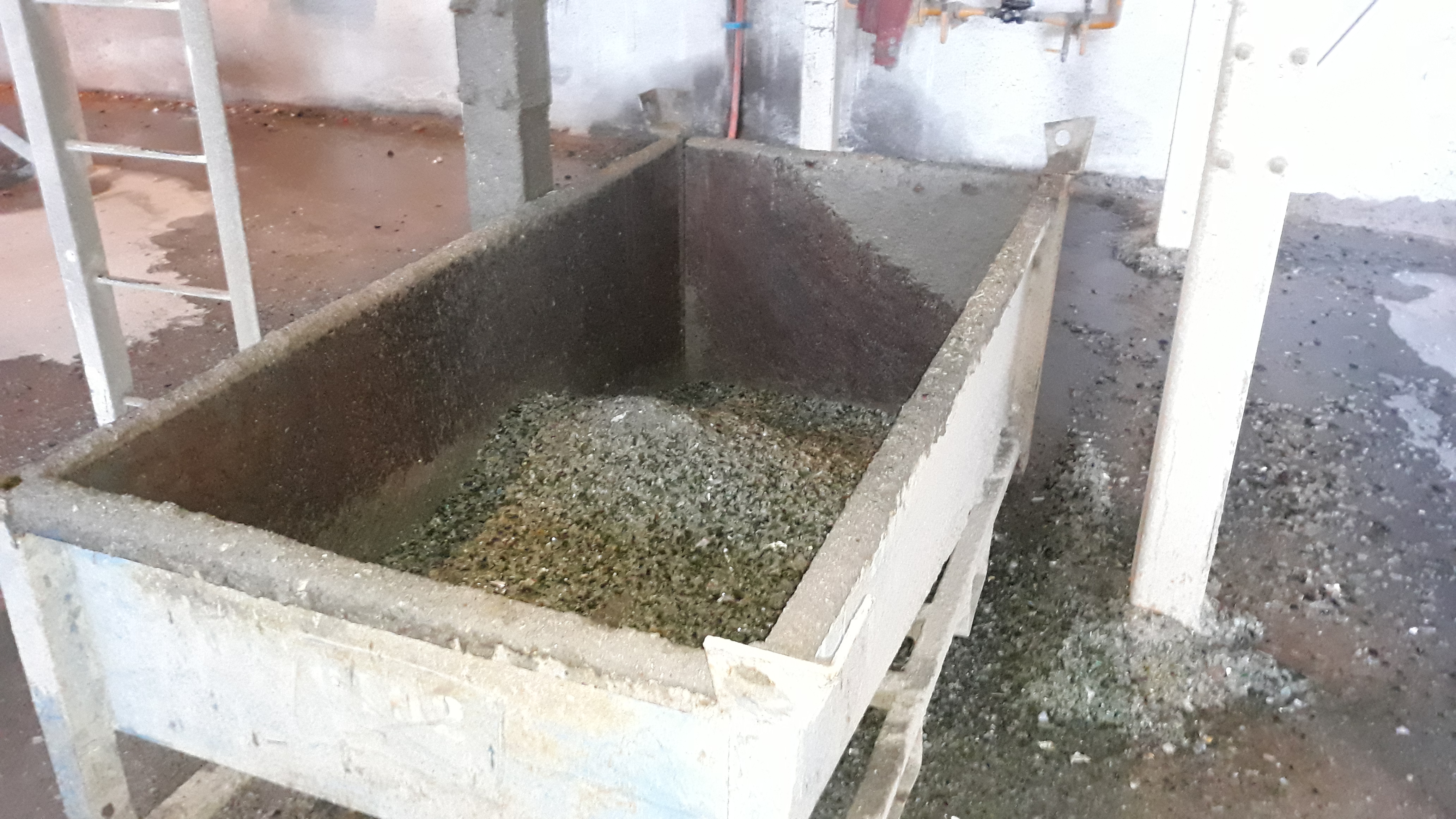 Ein großer, leerer Lagerbehälter in einer Fabrikumgebung