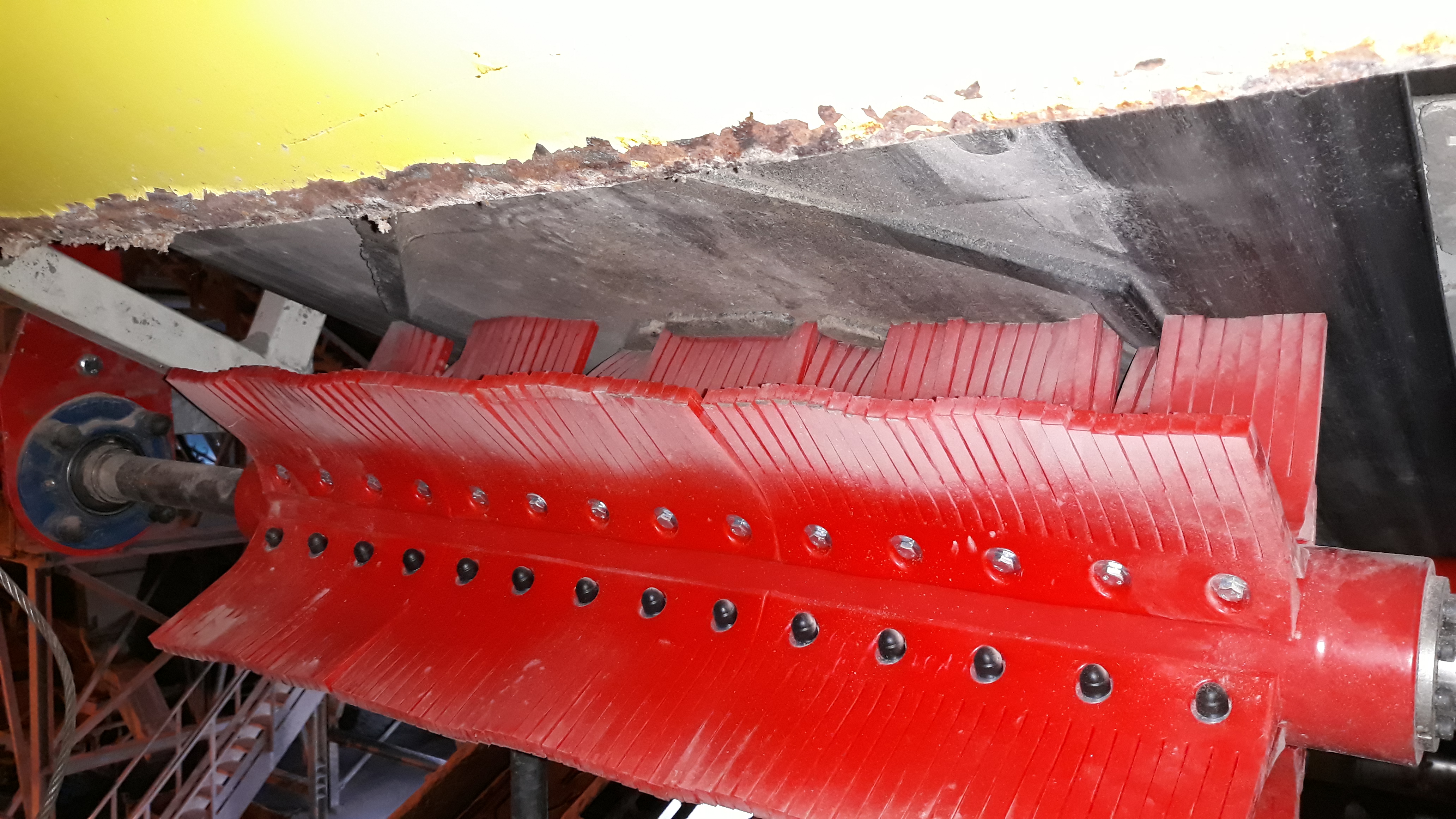 Maschinenelement mit roten Gummilappen und Metallachse