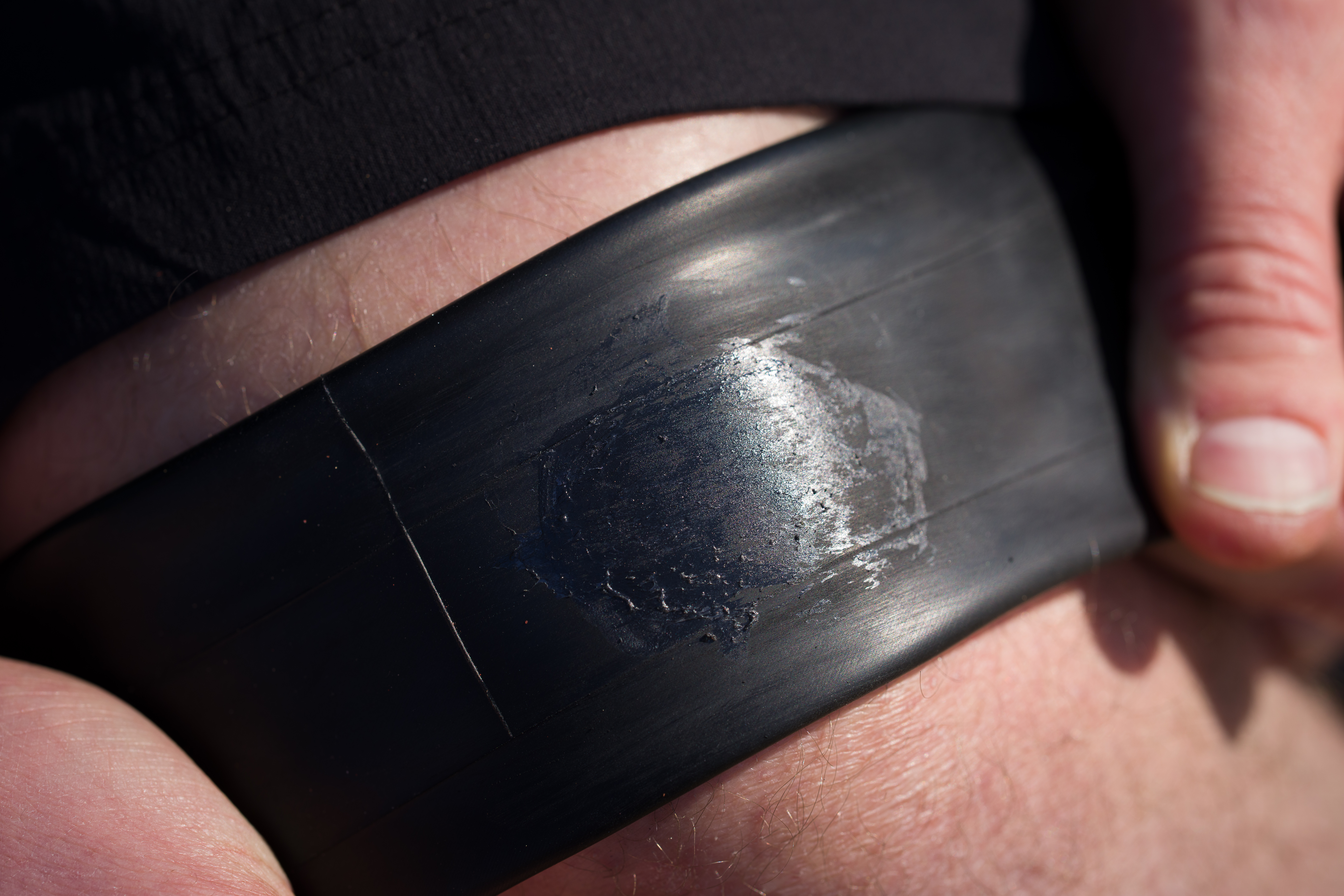 Aufnahme einer Gummibandage um den Oberschenkel