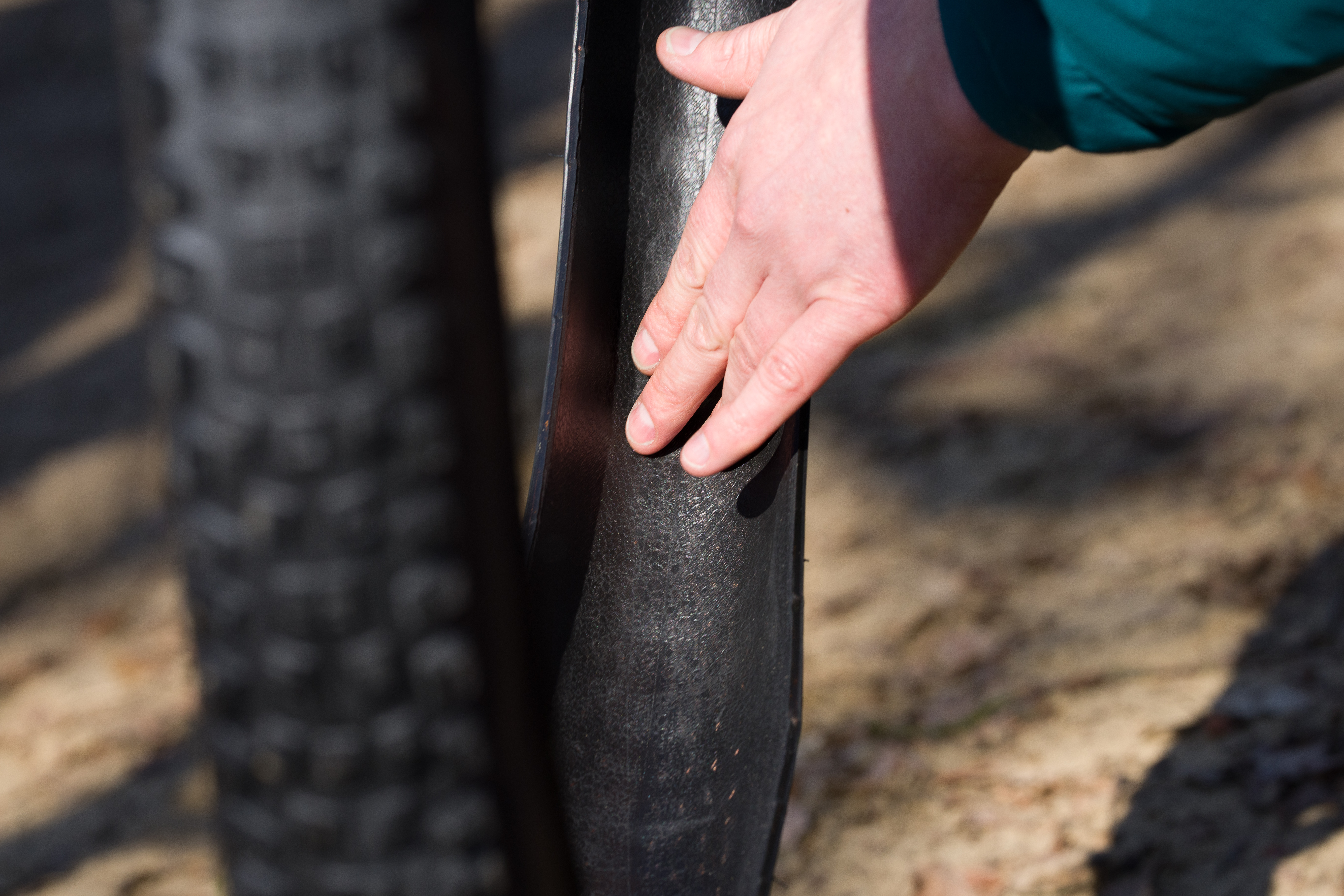 Nahaufnahme einer Hand, die eine Fahrradkomponente berührt